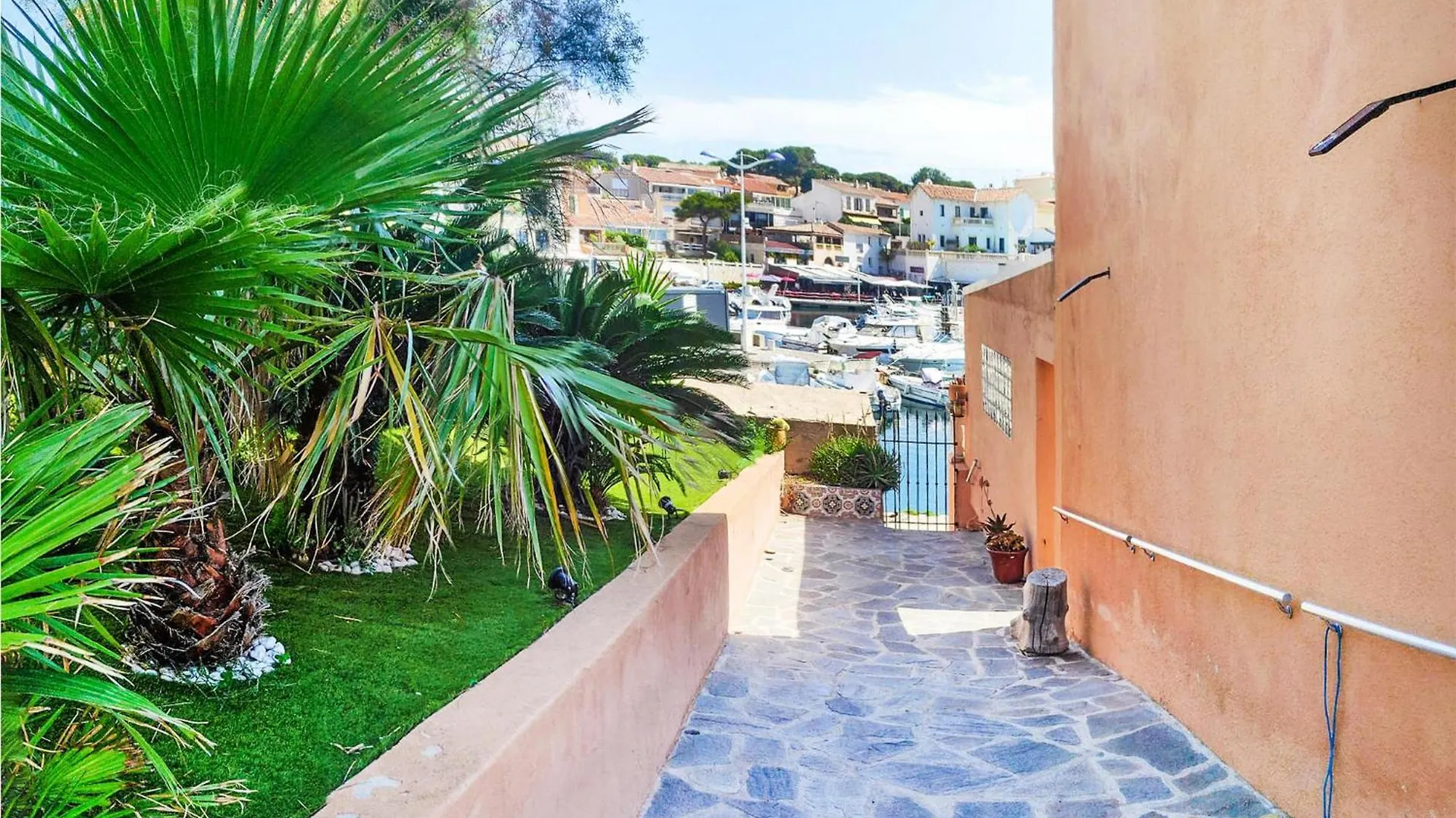 Nice Home In Sausset-Les-Pins With Kitchen